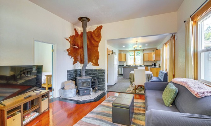 Bandon Cabaña | < 1 Mi to Coquille River: Cottage w/Private Yard!