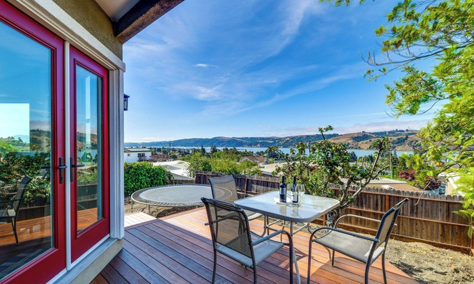 Benicia Casa | 1 Mi to Downtown Benicia: Scenic Cliffside Escape