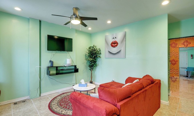Wilmington Casa | 1 Mi to Downtown: Colorful Wilmington Townhome!