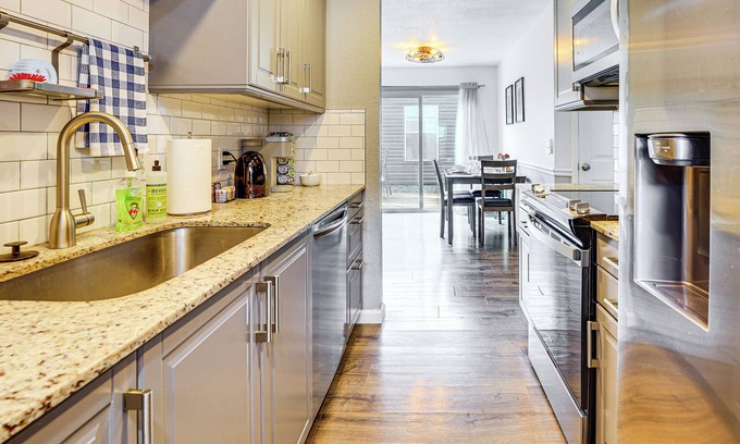Bentonville Cabaña | 1 Mi to Dtwn: Bentonville Retreat w/ Patio