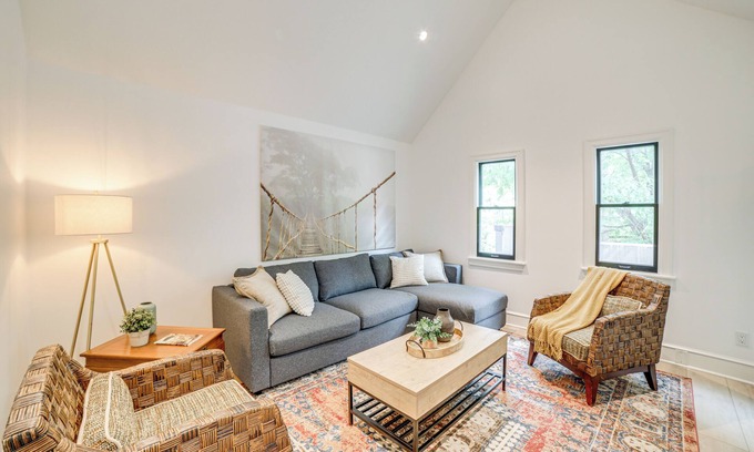 Grand Rapids Condominio | 1 Mi to Dtwn Grand Rapids: Chic Condo w/ Balcony!