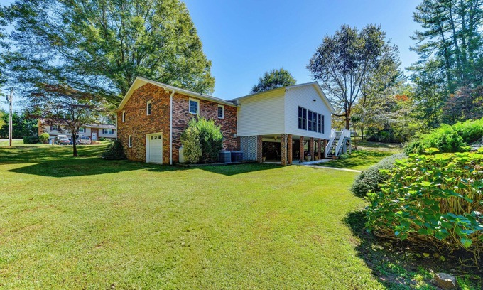Hudson Casa | 1 Mi to Dtwn: Home w/ Fire Pit & Deck in Hudson!