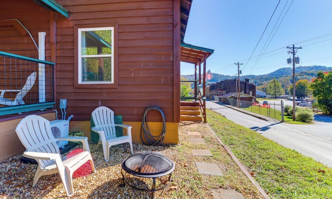 Murphy Cabaña | < 1 Mi to Dtwn: Pet-Friendly Cabin in Murphy!