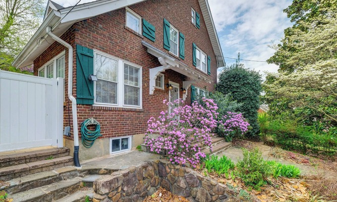 Roanoke Casa | 1 Mi to Dtwn Roanoke: Home w/ Yard & Mtn View!