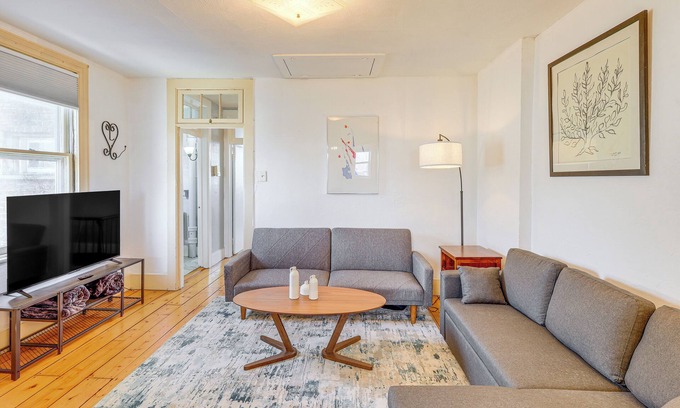 Stockade Historic District Apartamento | 1 Mi to Dtwn: Schenectady Apt in Stockade District