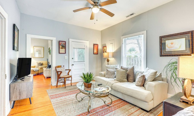 Wilmington Cabaña | 1 Mi to Dtwn Wilmington: Quiet Cottage w/ Deck
