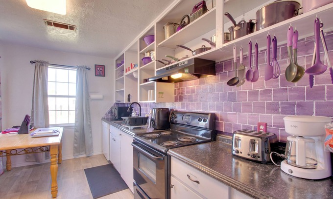 Lawton Cabaña | 1 Mi to Fort Sill: Pet-Friendly Gem in Lawton