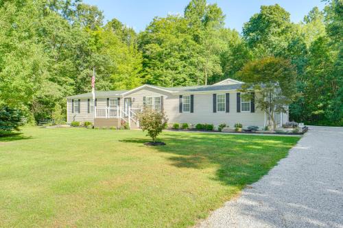 Geneva Casa | 1 Mi to Geneva SP Family Home with Game Room and Yard