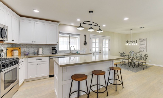 Chandler Casa | < 1 Mi to Golf: Modern Sun Lakes Home w/ Patio