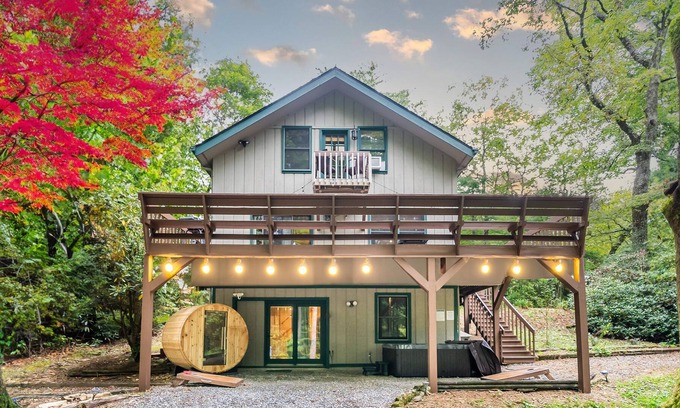 Lake Toxaway Cabaña | 1 mi to Gorges State Park w/Barrel Sauna, Hot Tub