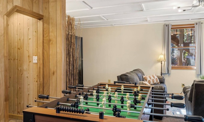 Lake Toxaway Cabaña | 1 mi to Gorges State Park w/ Sauna, & Hot Tub