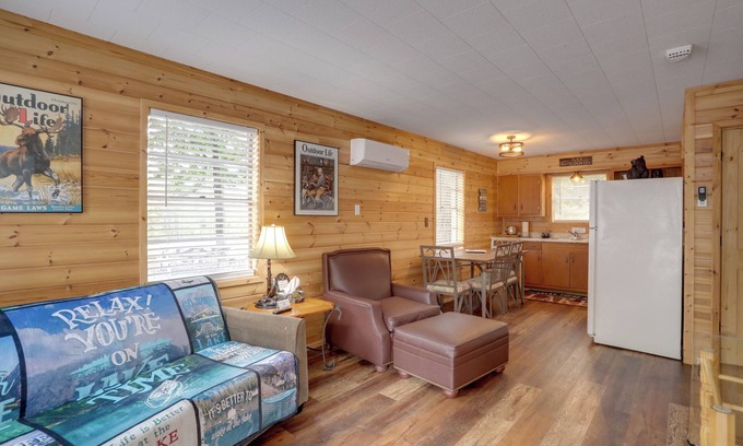 Greers Ferry Cabina | 1 Mi to Greers Ferry Lake: Cabin w/ Pool Access