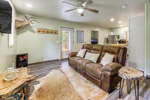 Lynx Casa | 1 Mi to Hunting Cozy and Secluded Stout Cabin