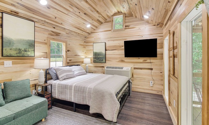 Byrdstown Apartamento | 1 Mi to Lake: Charming Byrdstown Retreat w/ Deck!