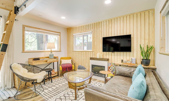 Crestline Apartamento | 1 Mi to Lake: Crestline Cabin w/ Private Hot Tub!