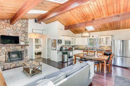 Crestline Casa | 1 Mi to Lake Crestline Cabin with Deck and Gas Grill!