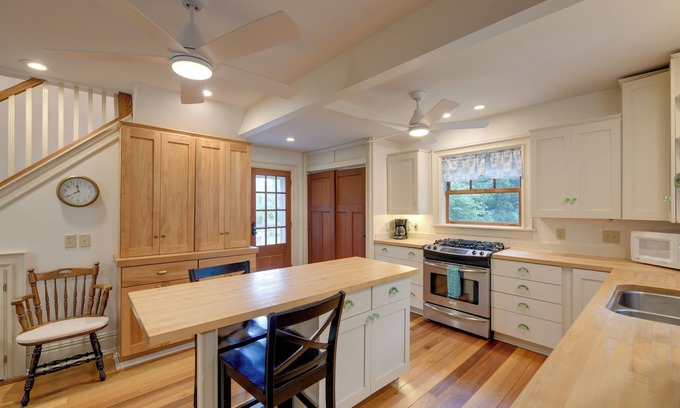 Brocton Apartamento | 1 Mi to Lake Erie State Park: Home w/Fire Pit!