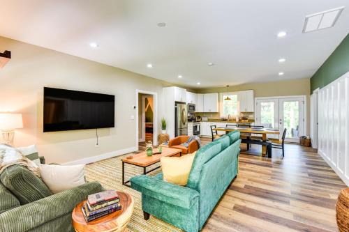 Anderson Casa | 1 Mi to Lake Hartwell Updated Retreat with Patio!