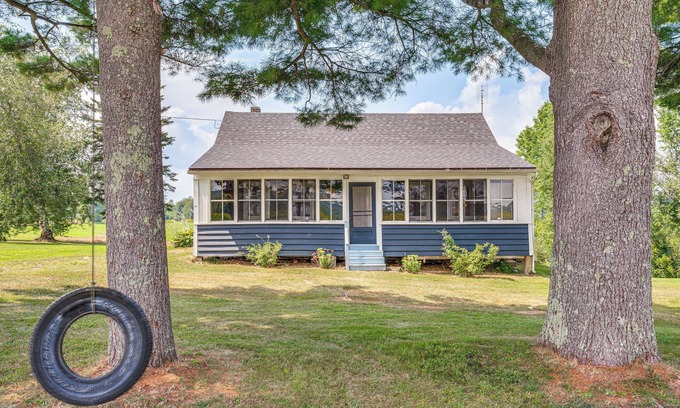 Beebe Plain Cabina | < 1 Mi to Lake: Mtn-View Cabin w/Porch in Newport