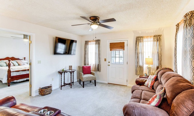 Hollands Landing Casa | 1 Mi to Lake Murray: Pet-Friendly Home w/ Deck
