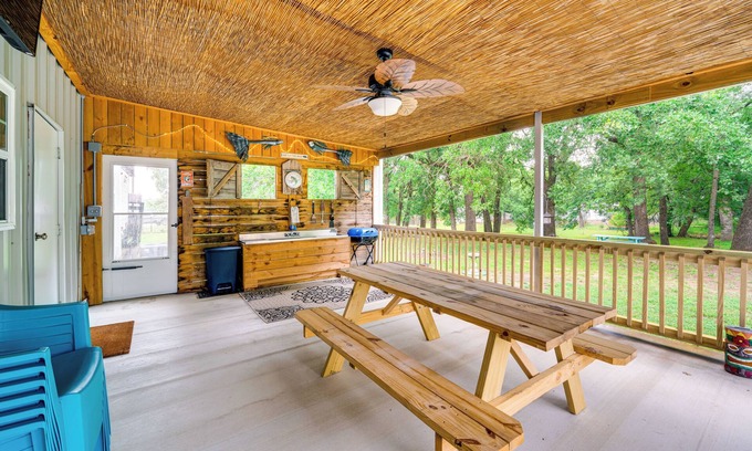 Kingston Casa | 1 Mi to Lake Texoma Access: Home w/ Deck