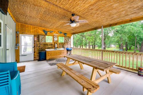 Kingston Casa | 1 Mi to Lake Texoma Access Home with Deck