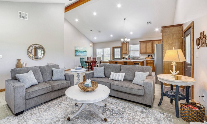 Kingston Casa | 1 Mi to Lake Texoma: Family Retreat w/ Yard