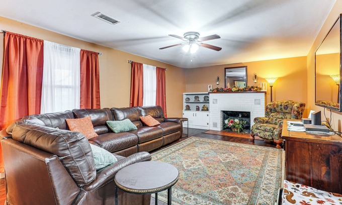 Berryville Casa | < 1 Mi to Main St Berryville: Spacious Family Home