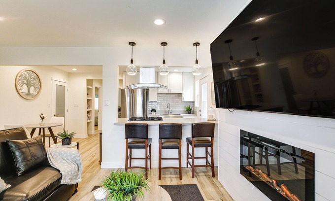 Lincoln Acres Casa | 1 Mi to Marina & Bay: Modern Gem in Chula Vista