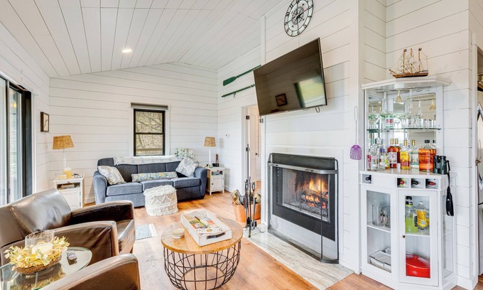 Somerdale Cabina | 1 Mi to Marina: Cabin w/ Views Near Atwood Lake!