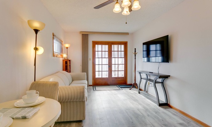 Aurora Apartamento | 1 Mi to Metro Station: Cozy Aurora Horse Farm Apt!