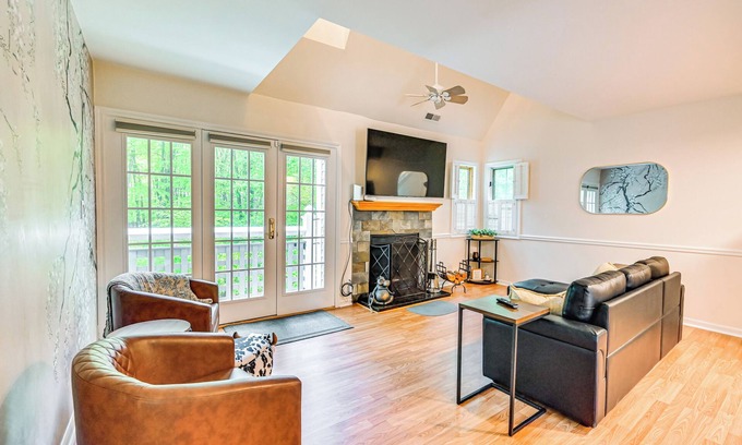 Norwich Apartamento | 1 Mi to Mohegan Sun: Studio w/ Pool Access