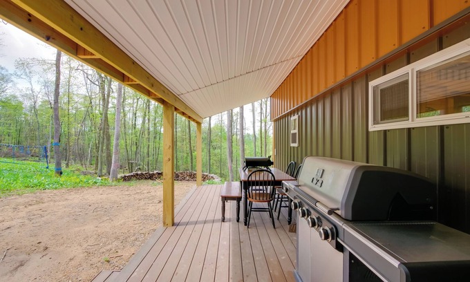 Blissfield Cabina | 1 Mi to Mohican River: Wooded Retreat w/ Trails!