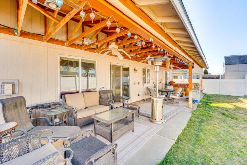 Moses Lake Casa | 1 Mi to Moses Lake Home with Private Yard and Hot Tub