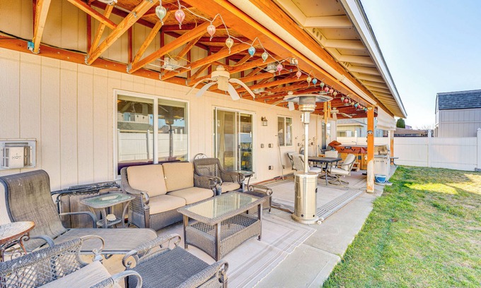 Moses Lake Casa | 1 Mi to Moses Lake: Home w/ Private Yard & Hot Tub