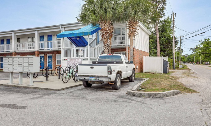 Crescent Beach Apartamento | 1 Mi to North Myrtle Beach: Studio w/Pool Access