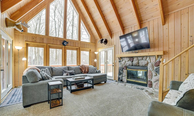 Harbor Springs Cabina | < 1 Mi to Nubs Nob Ski: Cabin w/ Sauna & Deck!