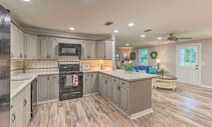Olde Town Cabaña | 1 Mi to Old Town Bluffton: Home w/ Screened Porch