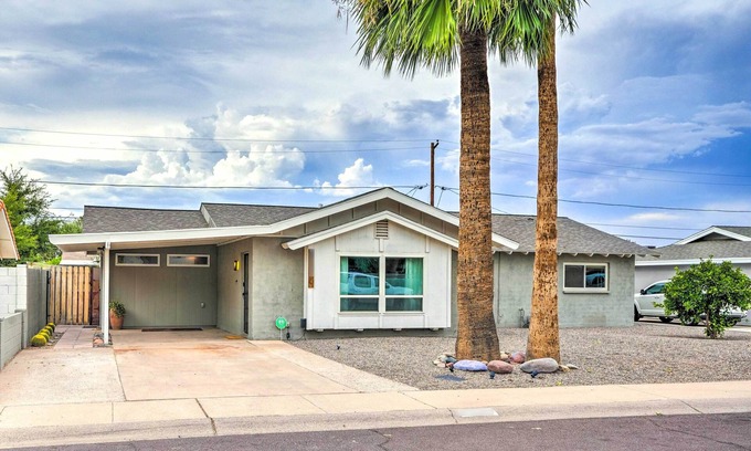 Scottsdale Estates Nine Casa | 1 Mi to Old Town Scottsdale: Home w/ Putting Green