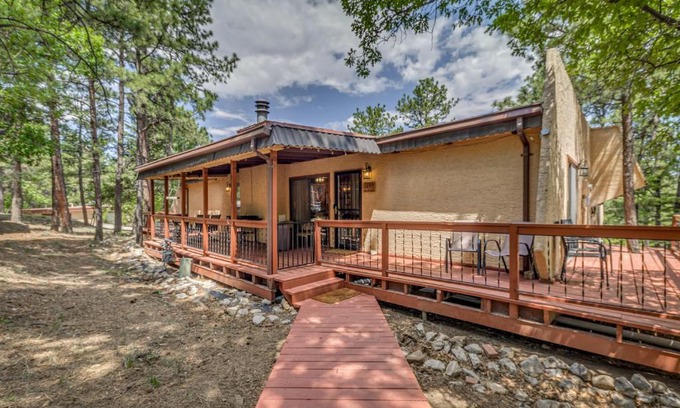 Alto Apartamento | 1 Mi to Ski Slopes Alto Escape with Game Room!