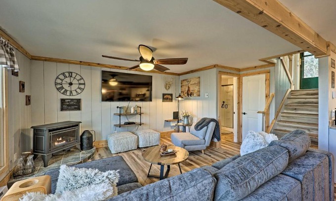 Beech Mountain Apartamento | 1 Mi to Skiing Beech Mountain Condo with Fireplace!