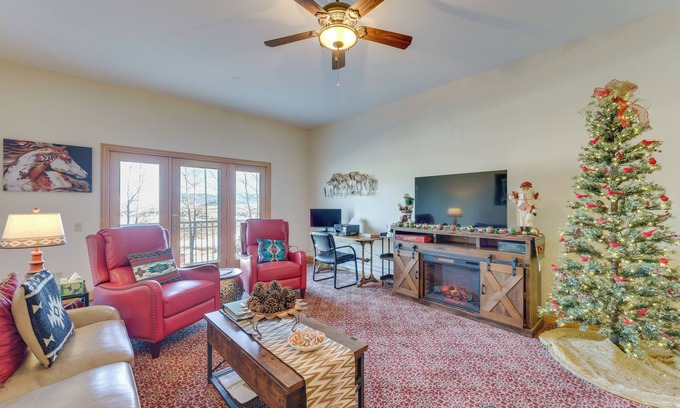Angel Fire Condominio | 1 Mi to Skiing: Mtn-View Condo in Angel Fire!