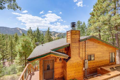 Upper Moonridge Casa | 1 Mi to Skiing Mtn-View Cabin in Big Bear Lake