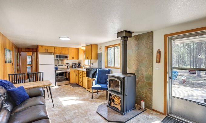 La Pine Cabina | 1 Mi to State Park: Peaceful La Pine Cabin w/ Deck