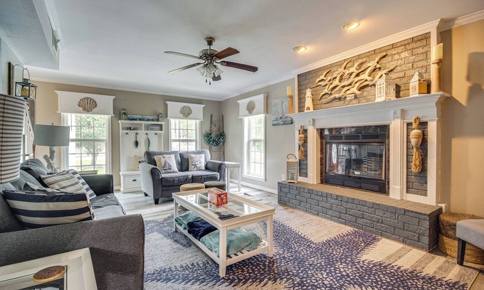 Waveland Casa | < 1 Mi to Waveland Beach: Spacious Family Home