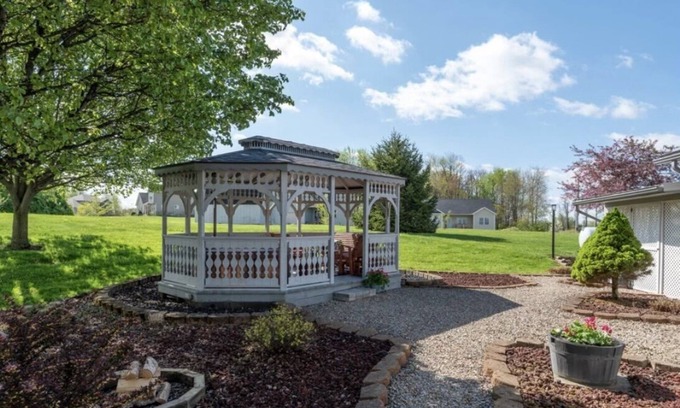 Nashport Casa | 1 Mile from Buckeye Lake - New 2023 HOT TUB and Dog Friendly