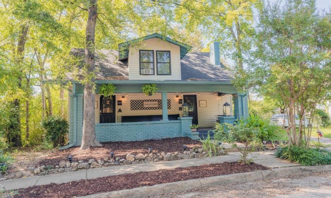 Five Points South Casa | 1 mile from UAB Hospitals Amenities Galore And King Bed