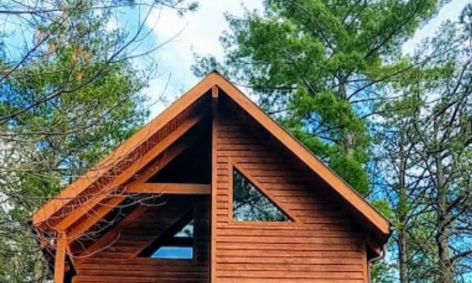 Bear Den Cabina | 1 mile to Blue Ridge Parkway Cabin with Hot Tub