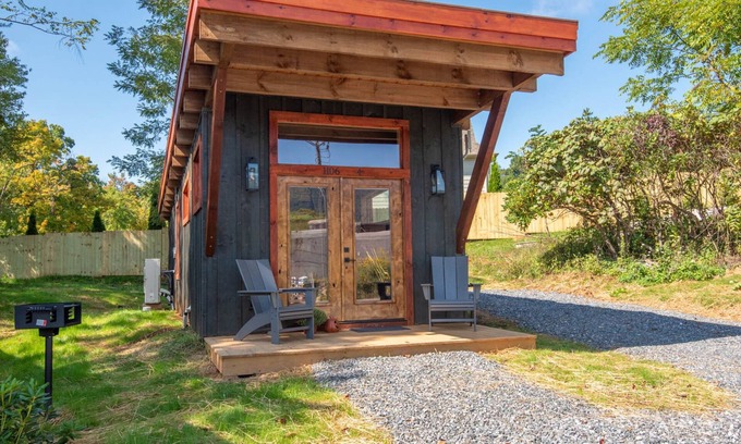 West Jefferson Cabina | 1 Mile to Downtown West Jefferson Camping Cabin #4