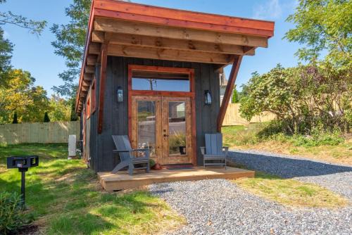 West Jefferson Casa | 1 Mile to Downtown West Jefferson Camping Cabin #4